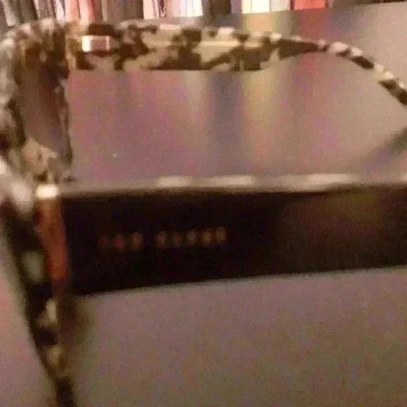 Ted Baker of London 52mm black with animal print inside. Dark lenses - Picture 4 of 4